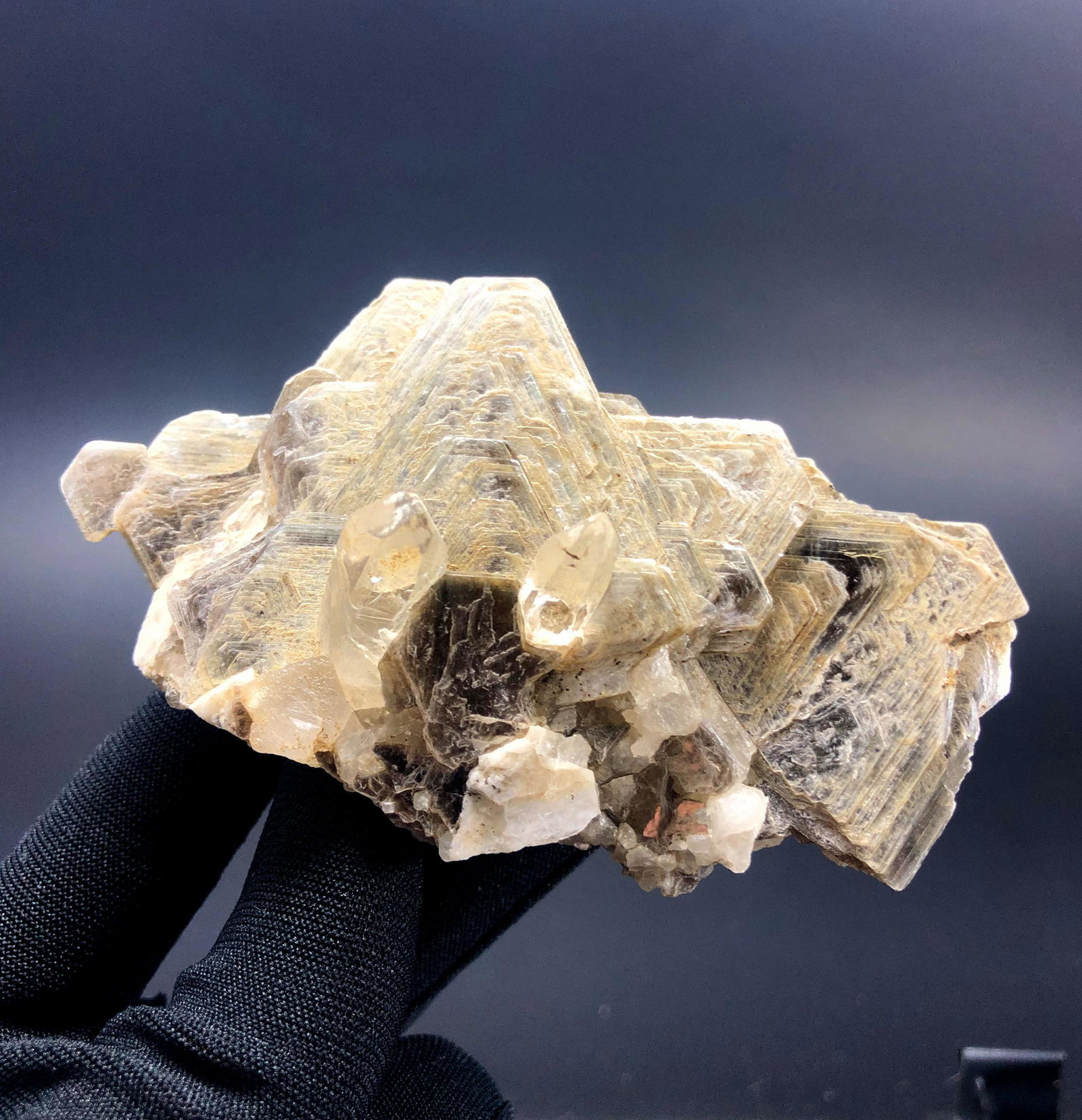 Natural Quartz Crystal Combine with Mica Minerals Specimen From Skardu Pakistan- 90 Gram: Materials: Gem type: Aquamarine Description Natural Quartz Crystal Combine with Mica Minerals Specimen From Skardu Pakistan- 90 Gram Weight : 90 gram Size : 85*53*31 mm Origin : Pakistan Treatment : N