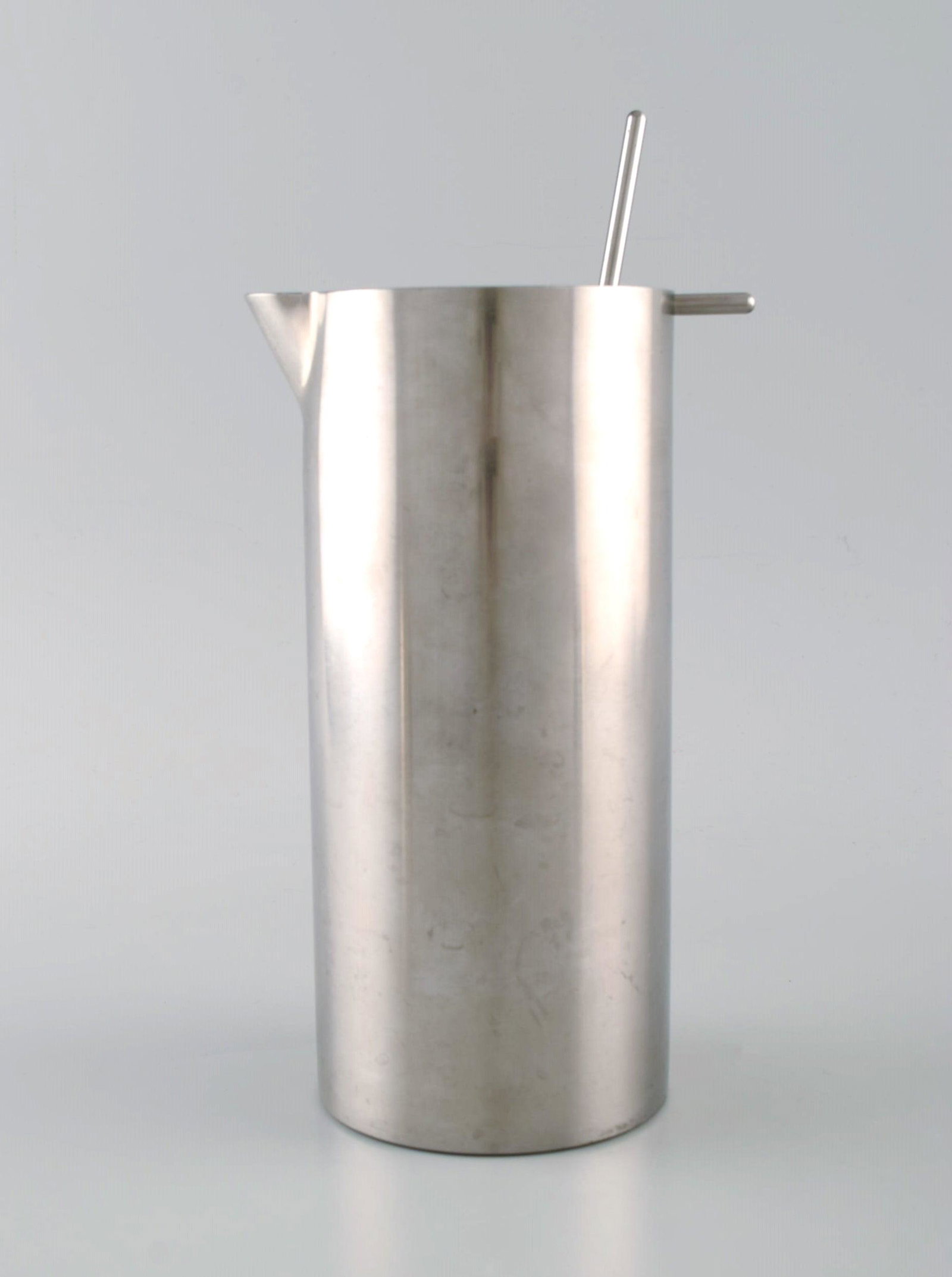 Arne Jacobsen for Stelton. Cylinda Line cocktail shaker in stainless steel. 1960s / 70s.: Arne Jacobsen for Stelton. Cylinda Line cocktail shaker in stainless steel. 1960s / 70s. Measures: 19 x 11.5 cm. Stirring spoon lenght: 24.5 cm. In excellent condition. Stamped. Reserve: $150.00 Shipp