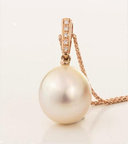 12x13mm Golden South Sea Pearl Drop - 14 kt. Pink gold - Necklace with pendant - 0.04 ct: Title: 12x13mm Golden South Sea Pearl Drop - 14 kt. Pink gold - Necklace with pendant - 0.04 ct Description: Emerging from the warm oceans of Australia to Indonesia, this South Sea pearl has a natural