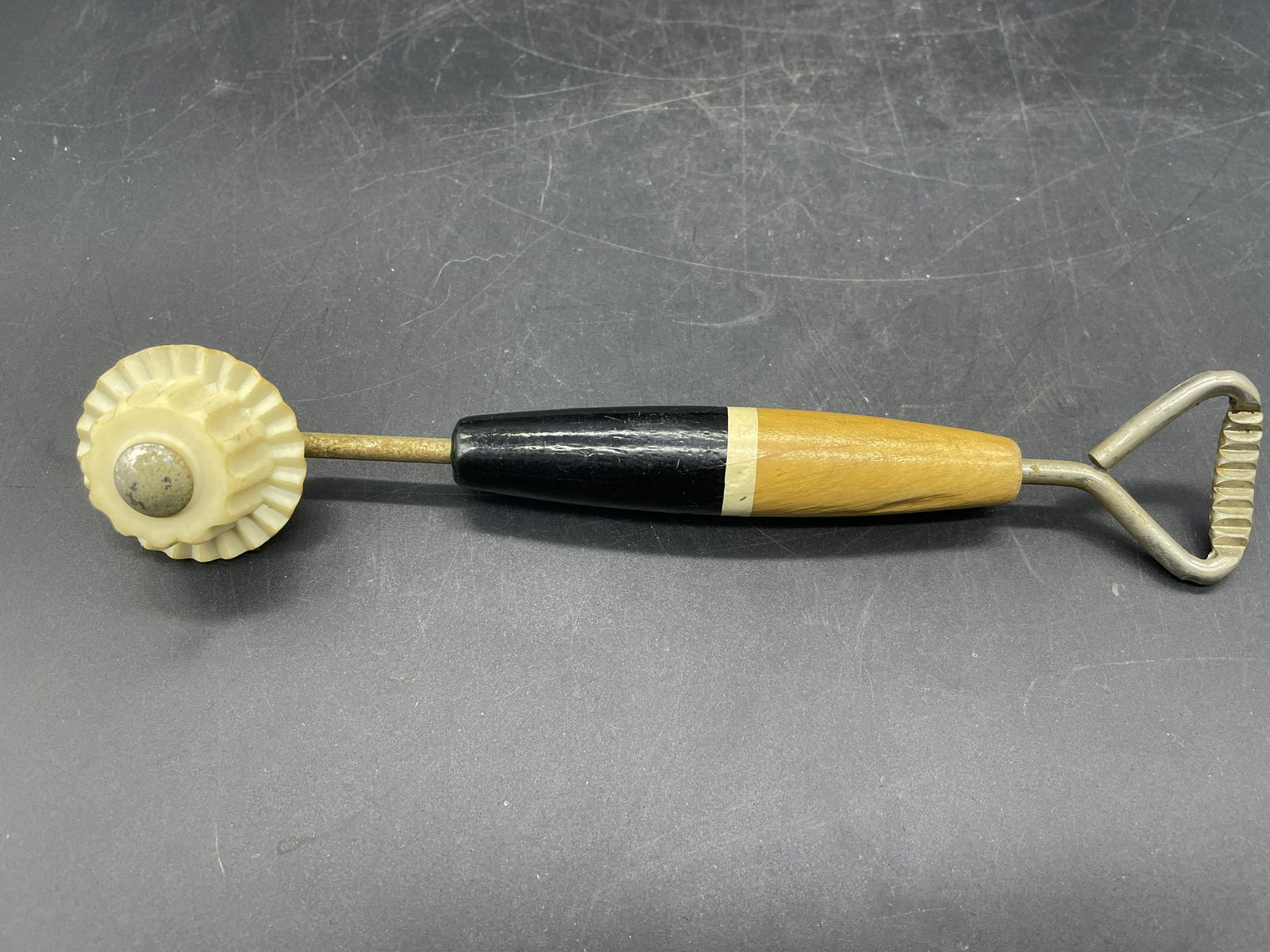 EARLY WOOD HANDLED CRIMPER WITH OLD BLACK PAINT (1 of 7)