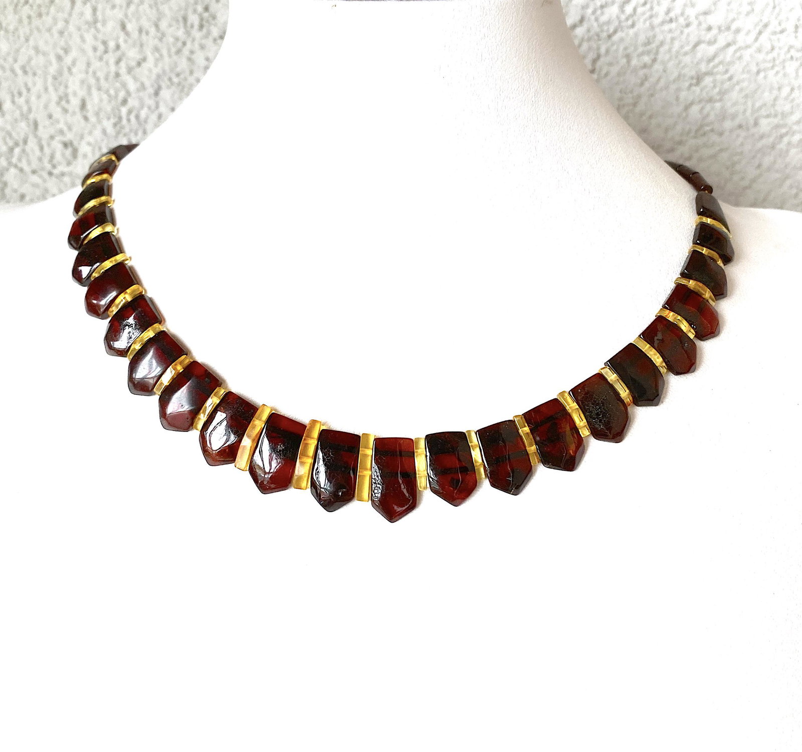 Fascinating Amber Cleopatra necklace: Title: Fascinating Amber Cleopatra necklace Metal: None Gemstones: Amber Weight: 10.1 g Size: Size: 430.0 x 15.0 x 5.0 mm Size: 16.929 x 0.591 x 0.197 inches Made of: Whole Stone Additional Informatio