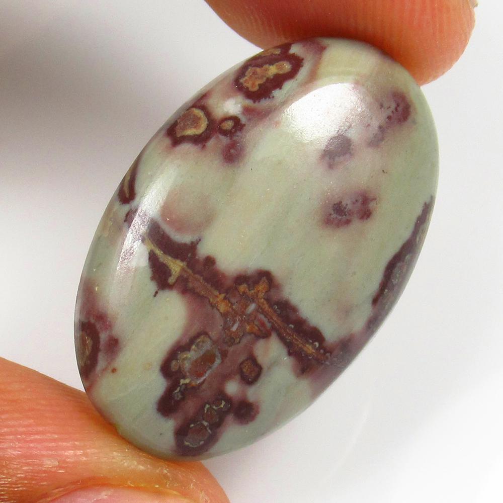 Natural Jasper Quartz - 20.00 Ct: No Reserve! Title: Natural Jasper Quartz - 20.00 Ct Origin: Brazil Weight: 20 Size/Dimensions: 26.0 x 17.8 x 5.6 mm Additional Information: Pieces : 1 No's / Shape : Oval Cabochon / Color : Black / Cl