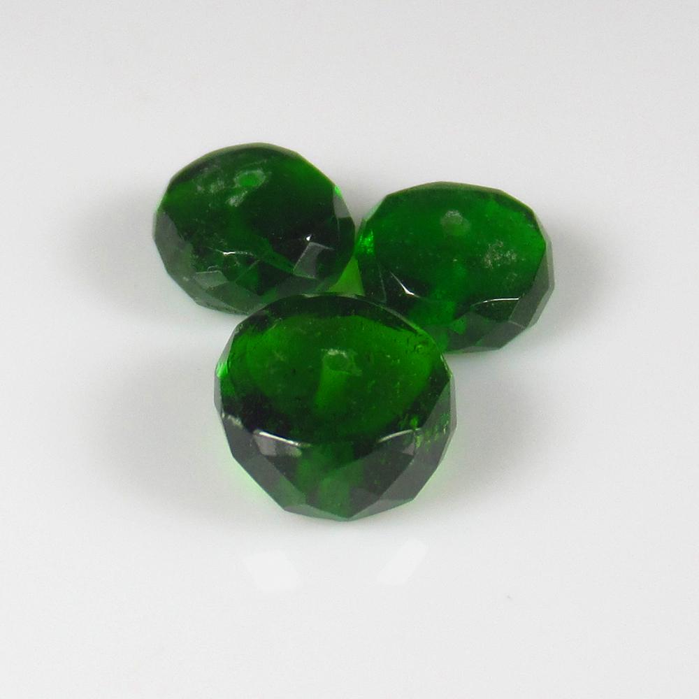 Natural Chrome Diopside Beads - 4.57 Ct: No Reserve! Title: Natural Chrome Diopside Beads - 4.57 Ct Origin: Russia Weight: 4.57 Size/Dimensions: 6.3 - 7.0 mm Additional Information: Pieces : 3 No's / Shape : Round Drilled Beads / Color : Gre