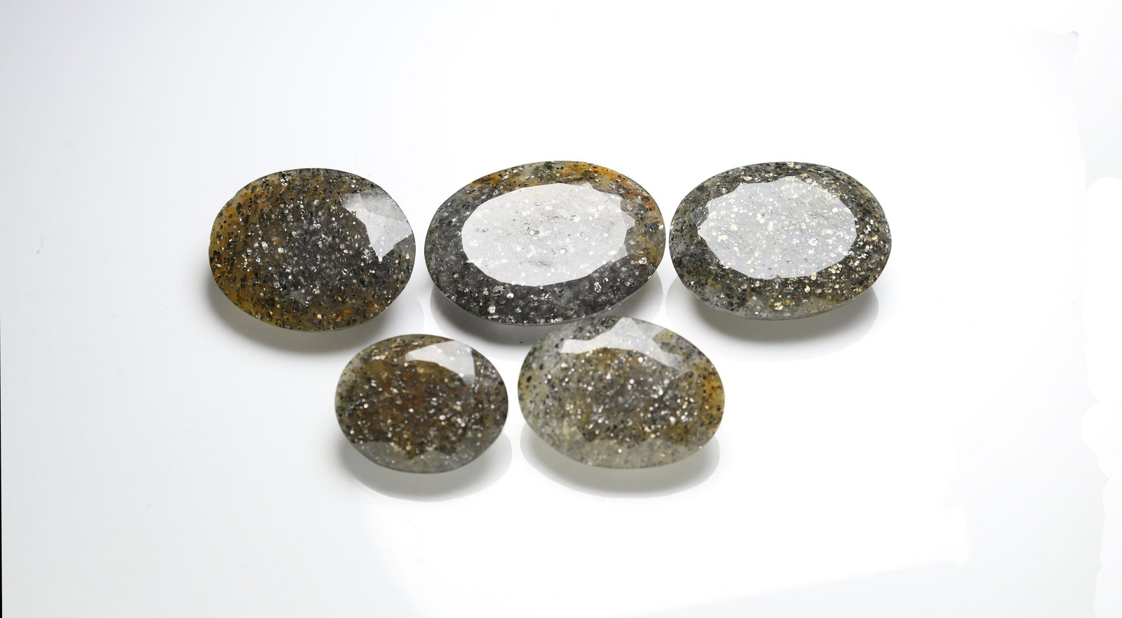 103.34 ctsNatural Black Sunstone Set: No Reserve! Title: 103.34 ctsNatural Black Sunstone Set Additional Information: Gemstone : Natural Black Sunstone Origin : Africa Weight : 103.34 Carats Dimensions : 25.00x19.63x7.38 mm, 18x15 mm Shap