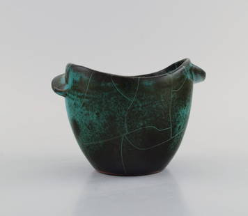 Richard Uhlemeyer (1900-1954), Germany. Vase / flowerpot in glazed ceramics. Beautiful crackle glaze: Richard Uhlemeyer (1900-1954), Germany. Vase / flowerpot in glazed ceramics. Beautiful crackle glaze in turquoise and dark shades. 1940s. Measures: 14.5 x 10 cm. In excellent condition. Reserve: $210.