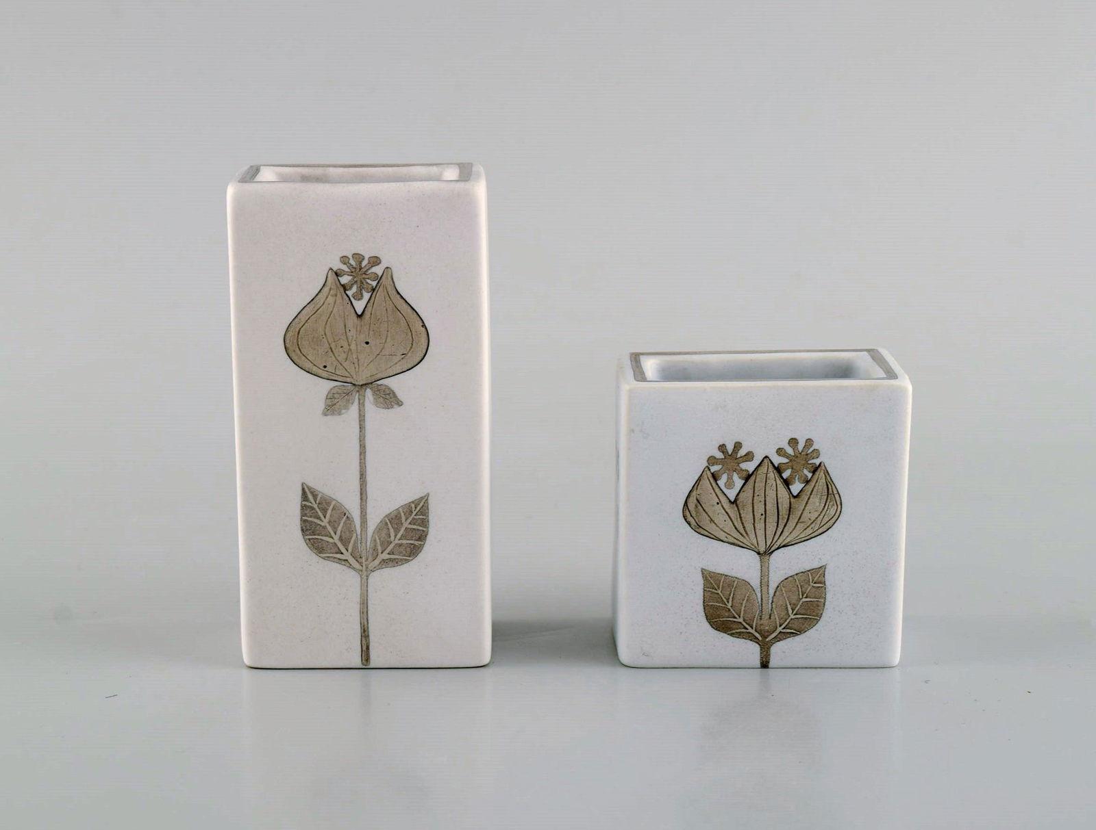 Sven Jonson (1919-1989) for Gustavsberg. Two small Lagun vases in glazed stoneware with silver inlay: Sven Jonson (1919-1989) for Gustavsberg. Two small Lagun vases in glazed stoneware with silver inlay in the form of flowers. Mid-20th century. Largest measures: 9.3 x 4.8 cm. In excellent condition. S