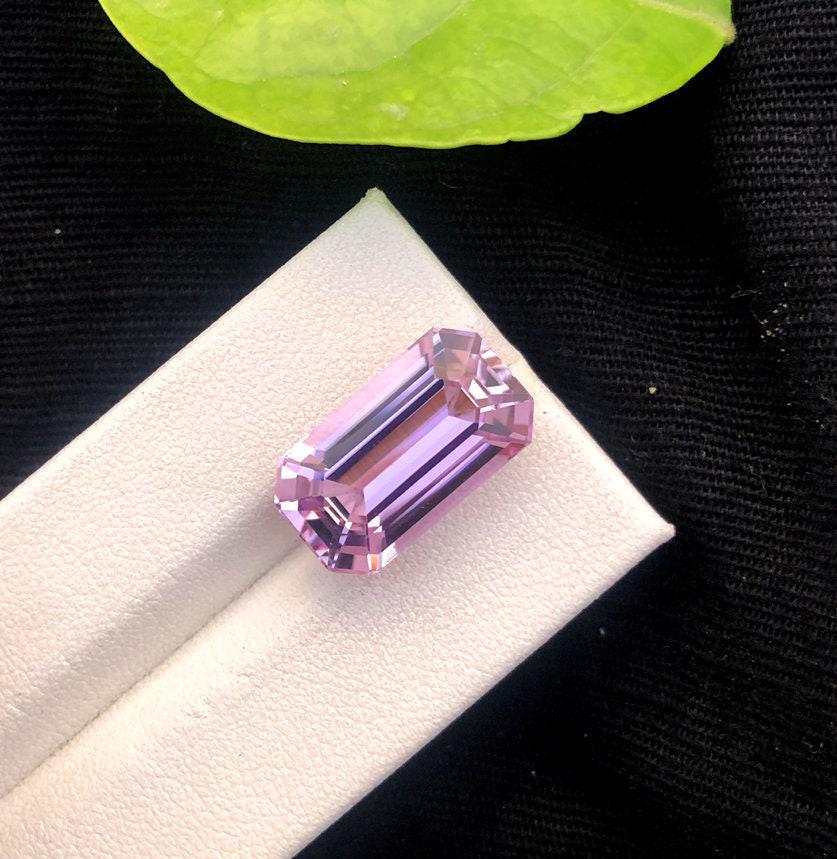 Kunzite Gemstone, Pink Kunzite, Kunzite Jewelry, Kunzite Necklace, Kunzite Cut Stone, Kunzite Stone,: Materials: Gem type: Kunzite Carat weight: 15.05 Description Kunzite Gemstone, Pink Kunzite, Kunzite Jewelry, Kunzite Necklace, Kunzite Cut Stone, Kunzite Stone, Jewellry Making Description. Weight : 