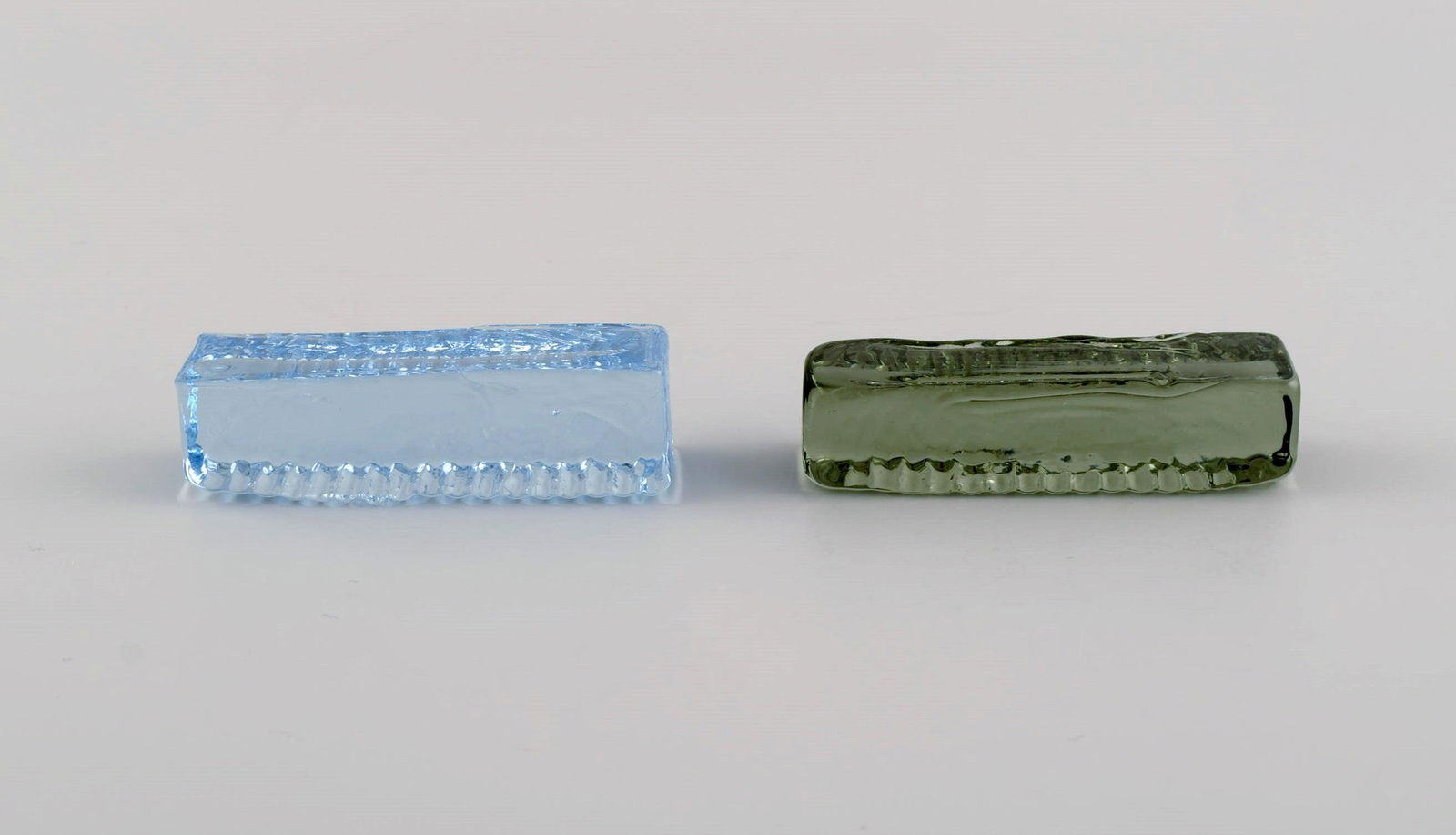 Per Lütken for Holmegaard. Two "Buffet" knife rests in mouth-blown art glass. 1980s.: Title: Per Lütken for Holmegaard. Two "Buffet" knife rests in mouth-blown art glass. 1980s. Description: Per Lütken for Holmegaard. Two "Buffet" knife rests in mouth-blown art glass. 1980s.