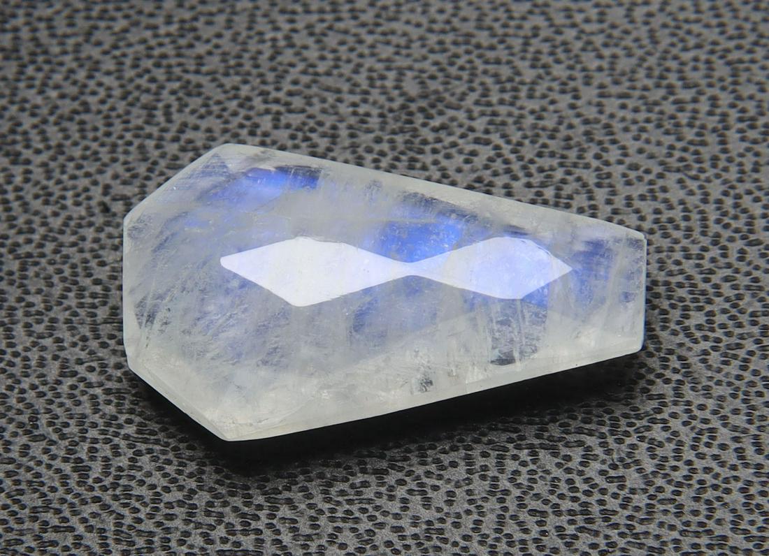 5.31 Cts Natural Rainbow Moonstone: No Reserve! Title: 5.31 Cts Natural Rainbow Moonstone Additional Information: Gemstone : Natural Rainbow Moonstone Shape : Coffin Cut Weight : 5.31 carats Measurements : 17x10 mm, Color : White Transp
