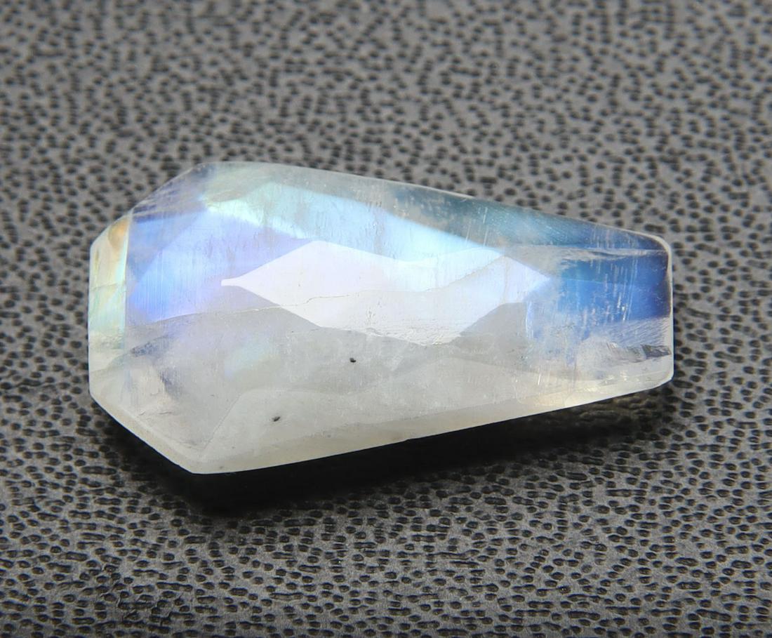 5.28 Cts Natural Rainbow Moonstone: No Reserve! Title: 5.28 Cts Natural Rainbow Moonstone Additional Information: Gemstone : Natural Rainbow Moonstone Shape : Coffin Cut Weight : 5.28 carats Measurements : 17.38x10.20x4.81 mm, Color : W