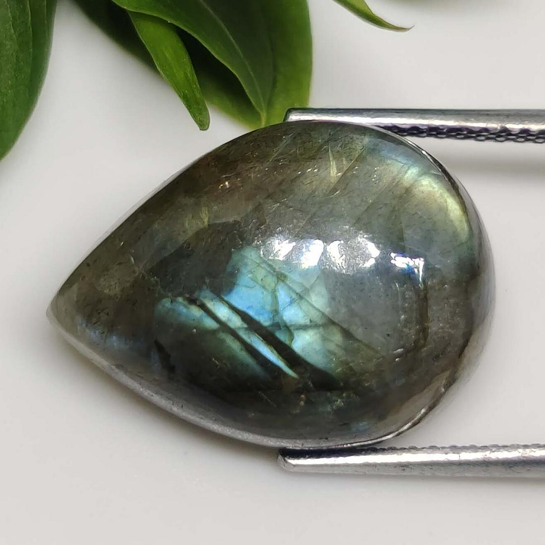 13.70 ct Natural Labradorite: No Reserve! Title: 13.70 ct Natural Labradorite Additional Information: Gemstones: Labradorite Carat Weights: 13.70 ct Size/Dimensions: 18 X 13 X 7 mm Origin : Labrador Materials & Techniques: Labrado