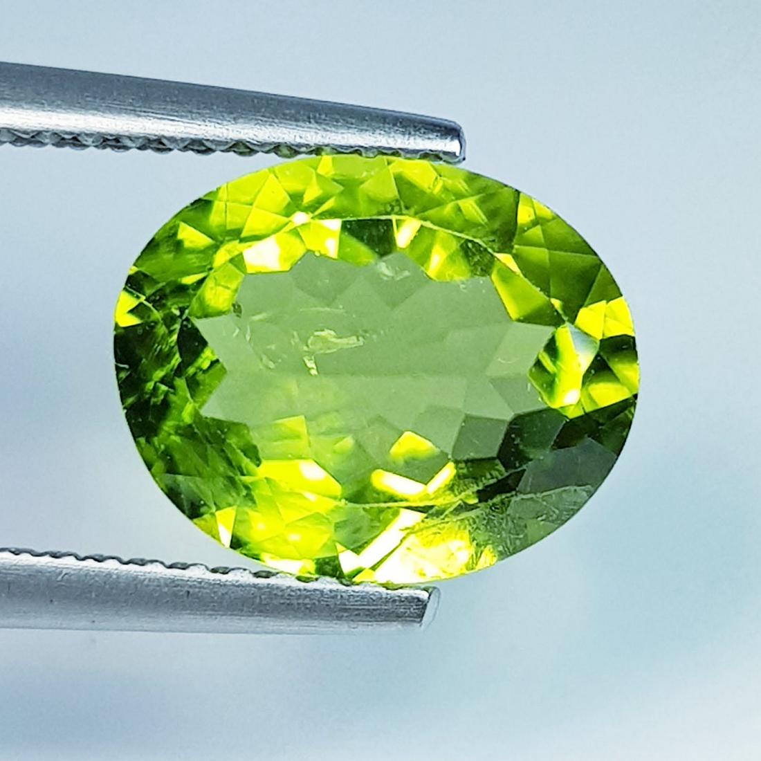 3.12 ctz " Stunning Green " Natural Pakistan Peridot: No Reserve! Title:3.12 ctz " Stunning Green " Natural Pakistan Peridot Color/Clarity:Green / VVS Gemstones:Peridot Carat Weights:3.12 Size/Dimensions:10.60 x 8.70 x 4.50 Additional Information:Oval / 