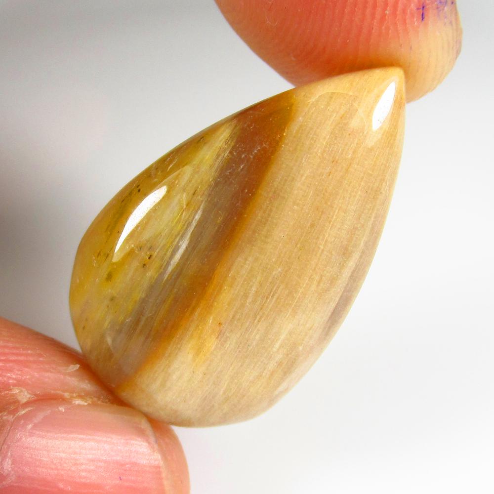 Natural Jasper Quartz - 17.67 Ct: No Reserve! Title: Natural Jasper Quartz - 17.67 Ct Origin: Brazil Weight: 17.67 Size/Dimensions: 25.0 x 15.0 x 6.0 mm Additional Information: Pieces : 1 No's / Shape : Pear Cabochon / Color : Orange