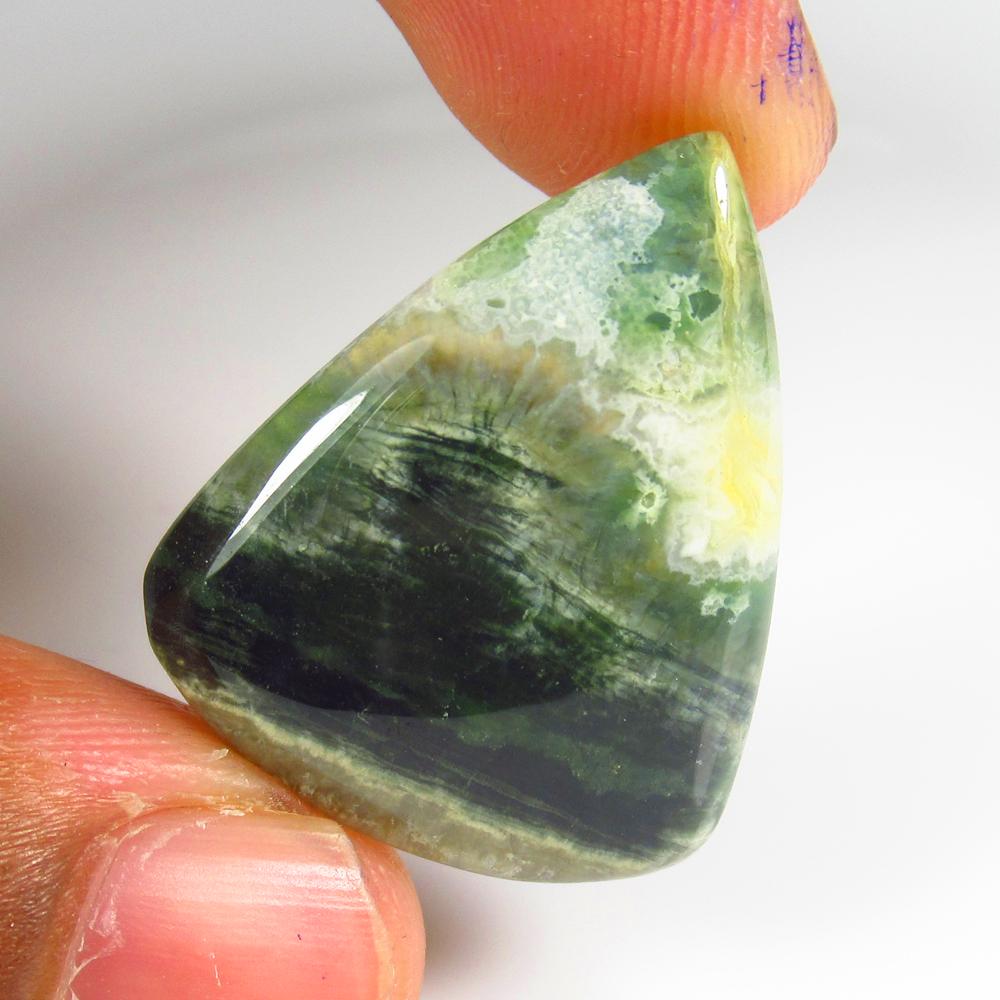 Natural Jasper Quartz - 21.19 Ct: No Reserve! Title: Natural Jasper Quartz - 21.19 Ct Origin: Brazil Weight: 21.19 Size/Dimensions: 28.0 x 22.0 x 15.0 mm Additional Information: Pieces : 1 No's / Shape : Trillion Cabochon / Color : Gr