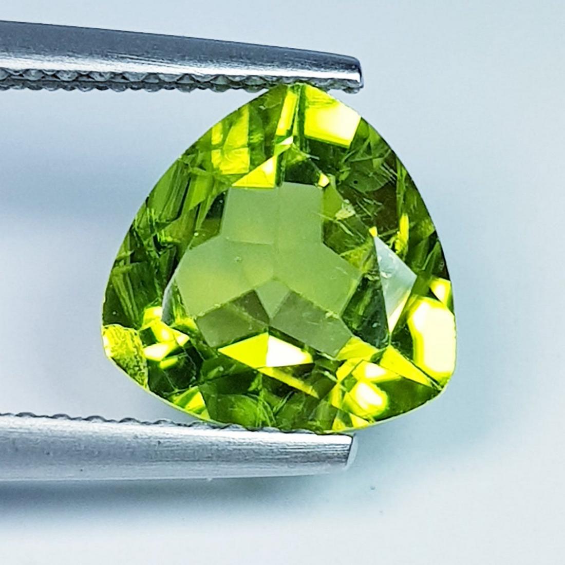 2.18 ctz " Stunning Green " Natural Pakistan Peridot: No Reserve! Title:2.18 ctz " Stunning Green " Natural Pakistan Peridot Color/Clarity:Green / VVS Gemstones:Peridot Carat Weights:2.18 Size/Dimensions:9.00 x 8.80 x 4.20 Additional Information:Trillion