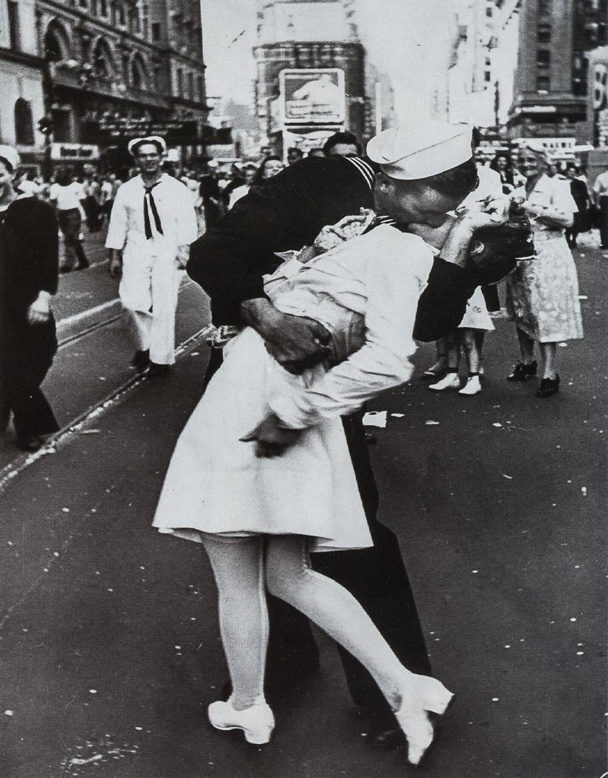 ALFRED EISENSTAEDT - VJ Day in Times Square (1 of 1)