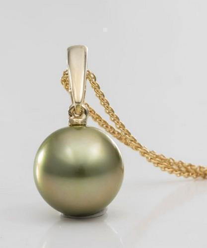 Round Special Jade Pistachio Tahitian Pearl - 14 kt. Yellow gold - Necklace with pendant: Title: Round Special Jade Pistachio Tahitian Pearl - 14 kt. Yellow gold - Necklace with pendant Description: Emerging from the tropical lagoons of French Polynesia, this pearl has been selected for it