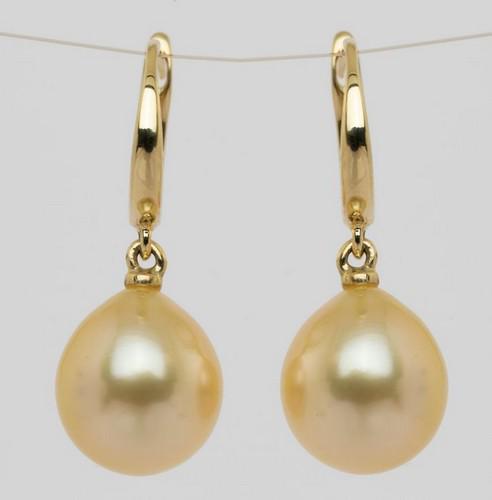 14 kt. Yellow Gold - 10x11mm Golden South Sea Pearl Drops - Earrings - 0.09 ct: Title: 14 kt. Yellow Gold - 10x11mm Golden South Sea Pearl Drops - Earrings - 0.09 ct Description: Emerging from the warm oceans of Australia, these South Sea pearls have been hand selected for their 