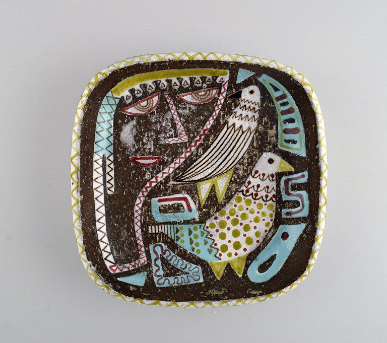 Mari Simmulson (1911-2000) for Upsala-Ekeby. Dish in glazed stoneware with hand-painted female: Mari Simmulson (1911-2000) for Upsala-Ekeby. Dish in glazed stoneware with hand-painted female portrait and birds. Mid 20th century. Measures: 22 x 4, cm. In excellent condition. Stamped. Reserve: $25