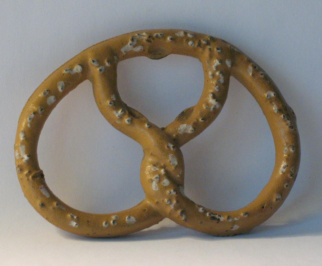 Vintage cast iron pretzel paper weight. (1 of 2)