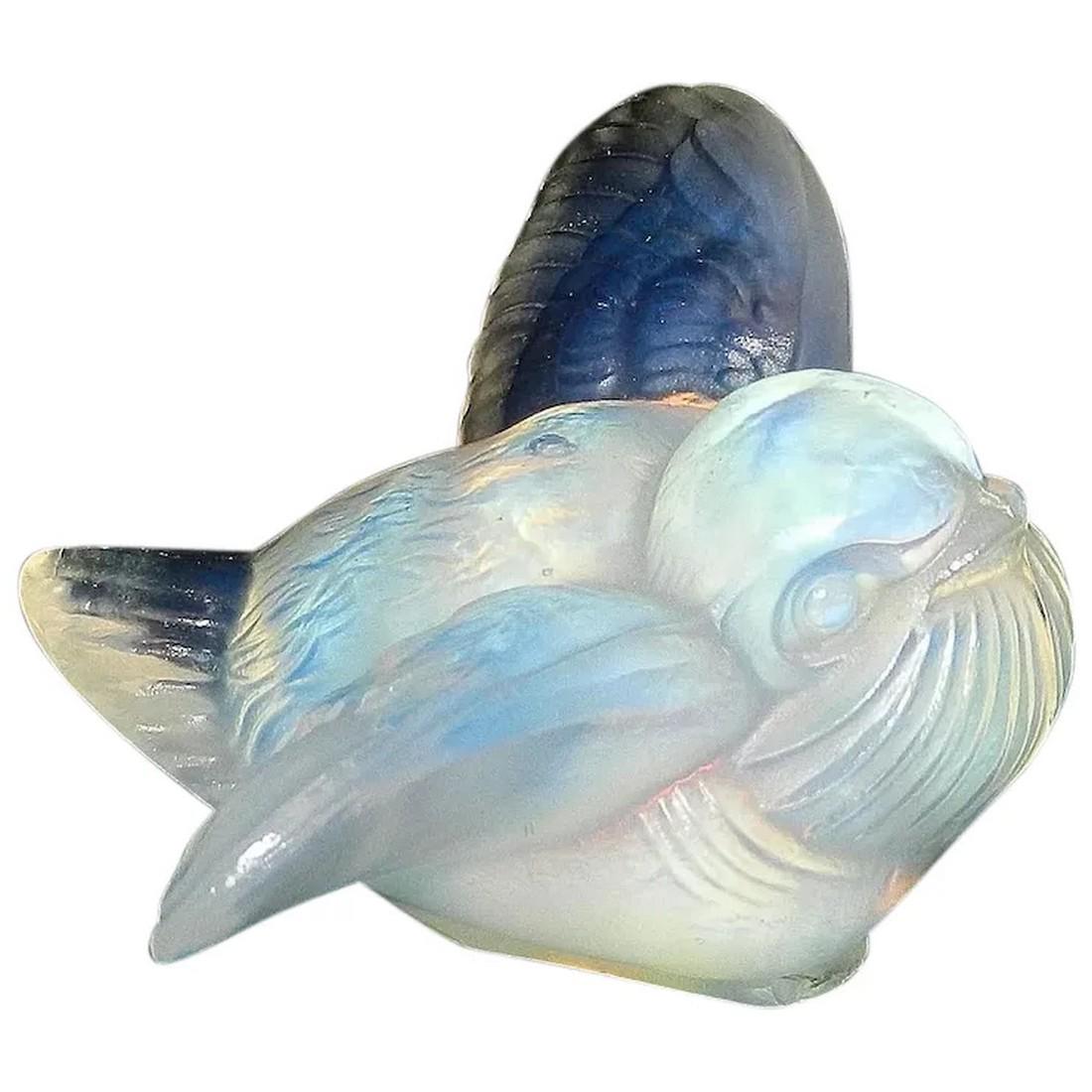 Vintage Sabino Art Glass Opalescent Crystal "Oiseau Batailleur" Small Flying Bird: This Vintage Sabino Art Glass Opalescent Crystal "Oiseau Batailleur" Small Flying Bird is in very good condition. It does have a chip on one of the feet but when it is displayed it is not visible. I t