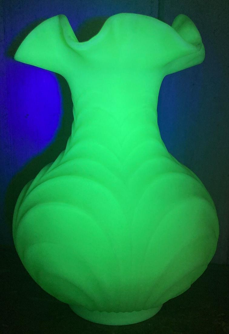 VTG FENTON VASE LIME GREEN SHERBET SATIN DRAPERY RUFFLED EDGE ART GLASS USA 8" (1 of 7)