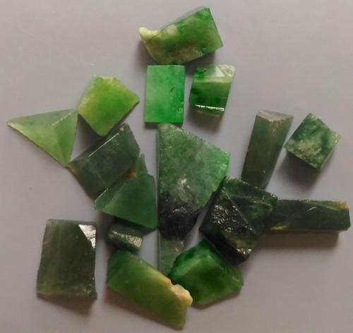 2.89 GRAM SET OF 15 DARK GREEN JADEITE JADE (1 of 3)