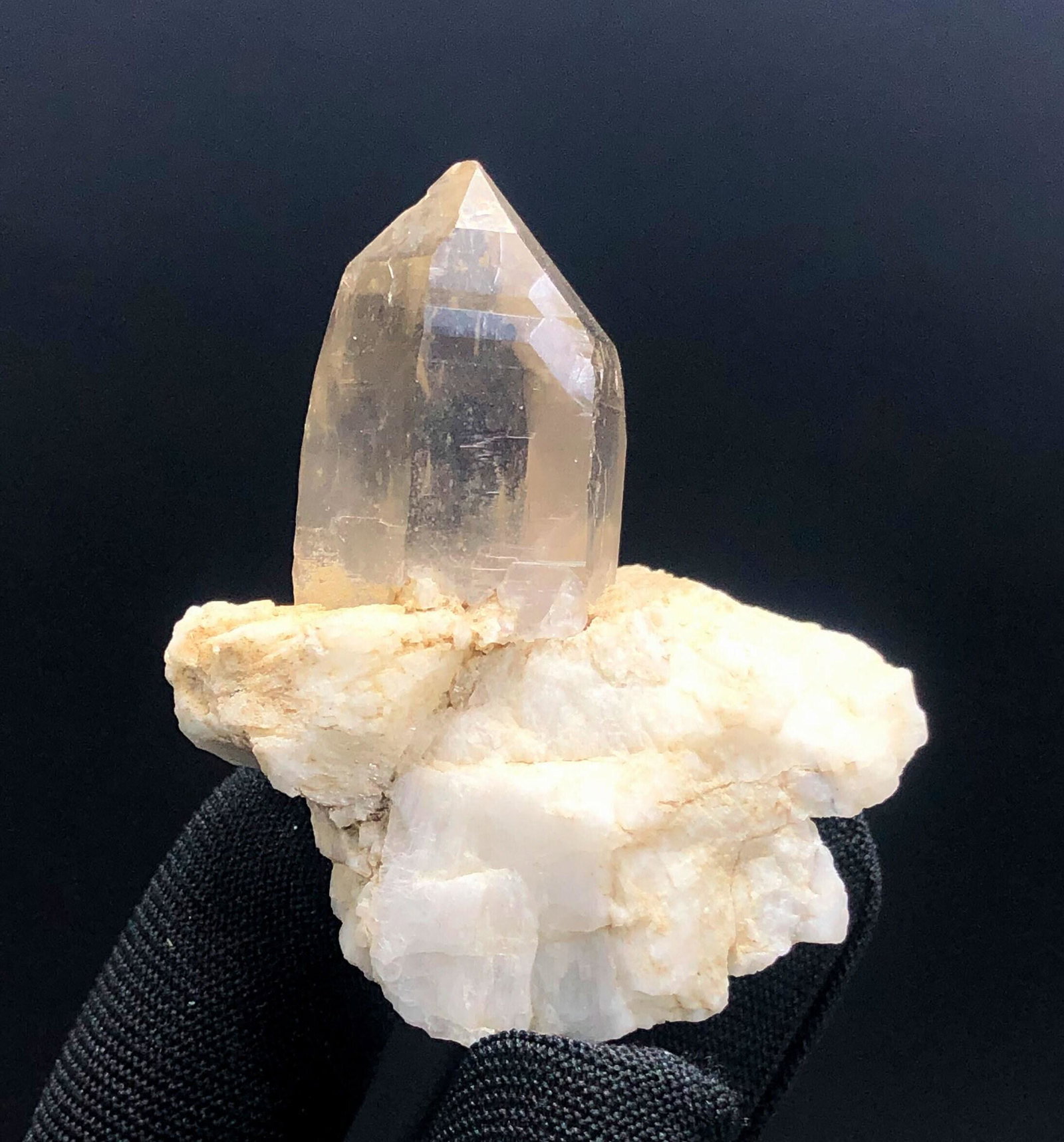 Natural Smokey Quartz Combine With Feldspar Minerals Specimen, Quartz Crsytal, Quartz From Skardu: Materials: Gem type: Quartz Description Natural Smokey Quartz Combine With Feldspar Minerals Specimen, Quartz Crsytal, Quartz From Skardu Pakistan 33 Gram Weight : 33 gram Size : 50*42*25 mm Origin : 