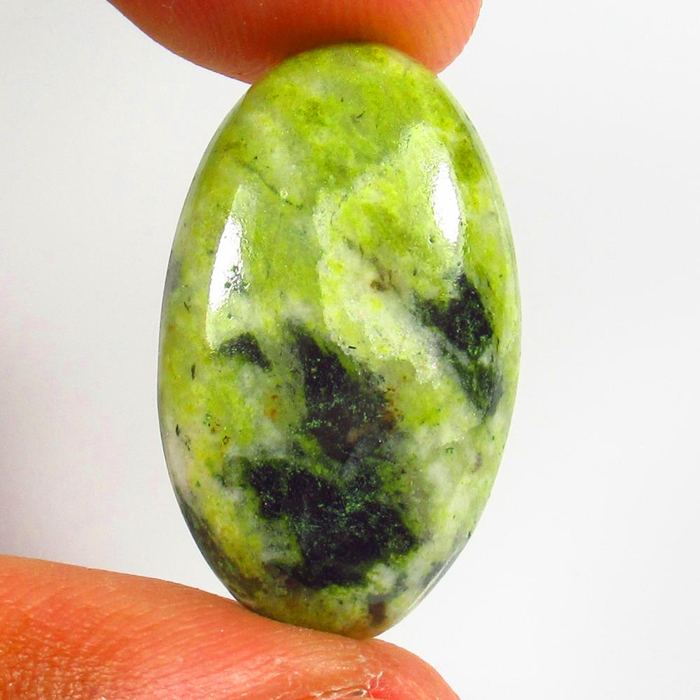 Natural Jasper Quartz - 18.81 Ct: No Reserve! Title: Natural Jasper Quartz - 18.81 Ct Origin: Brazil Weight: 18.81 Size/Dimensions: 27.0 x 16.0 x 6.0 mm Additional Information: Pieces : 1 No's / Shape : Oval Cabochon / Color : Green /