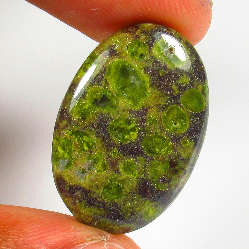 Natural Jasper Quartz - 19.15 Ct: No Reserve! Title: Natural Jasper Quartz - 19.15 Ct Origin: Brazil Weight: 19.15 Size/Dimensions: 26.0 x 18.0 x 4.5 mm Additional Information: Pieces : 1 No's / Shape : Oval Cabochon / Color : Green /