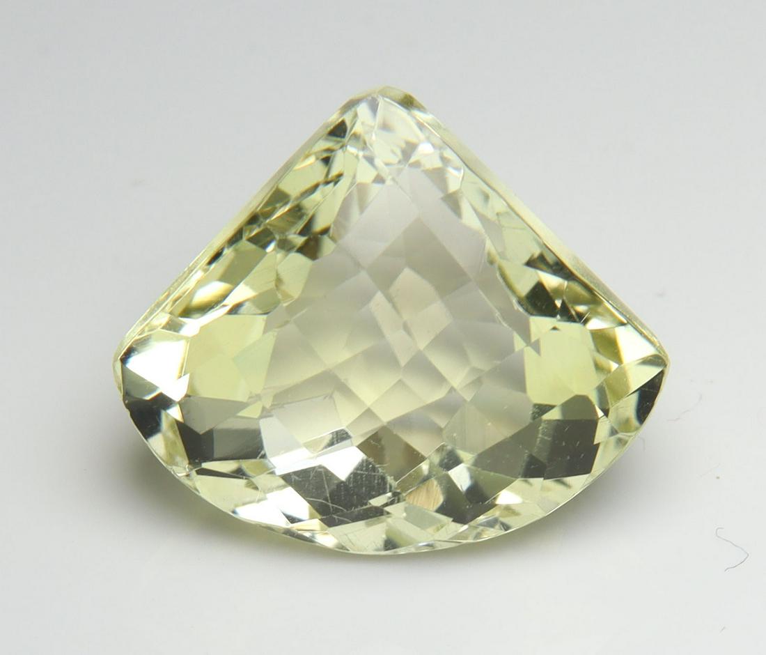 7.82 Cts Natural Lemon Quartz: No Reserve! Title: 7.82 Cts Natural Lemon Quartz Description: Gemstone : Natural Lemon Quartz Shape and cut : Pear Cut Origin : Africa Weight : 7.82 carats Measurements : 12.40x14.48x9.23 mm Color : Y