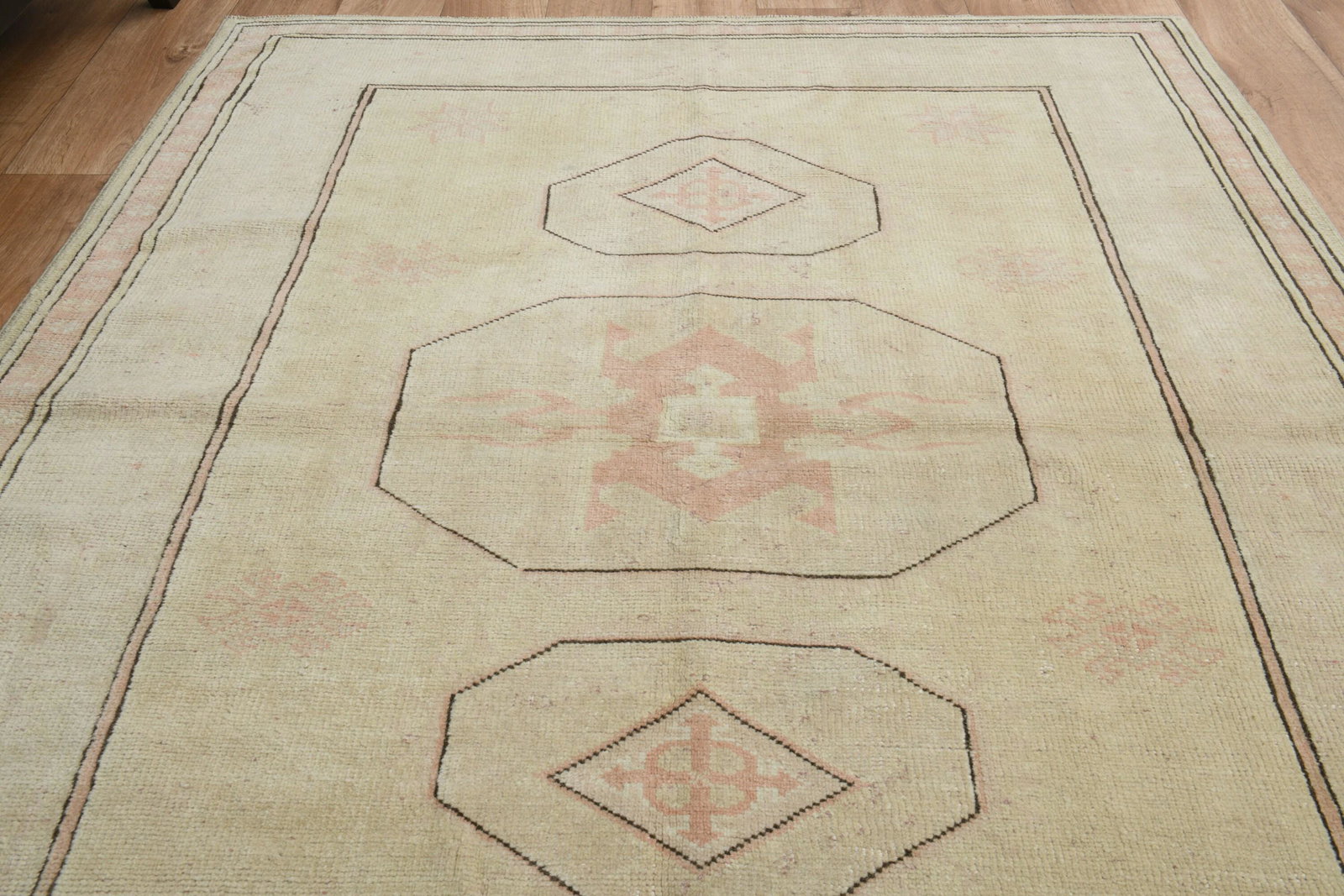 4.9x6.2 Neutral Turkish Area Diamond Star: Title: 4.9x6.2 Neutral Turkish Area Diamond Star Origin: Turkey Date/Period: 1960 - 1970 Dimension: Width: 4.9 feet Length: 6.2 feet Materials: Wool And Cotton Description: This Turkish Rug one-of-a-k