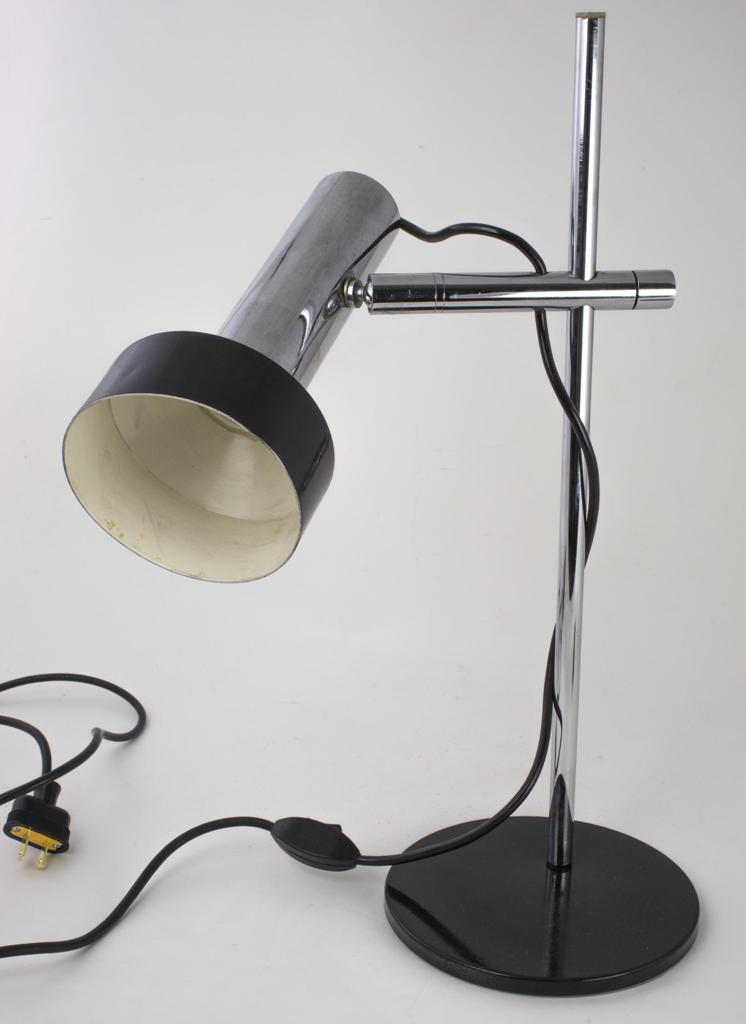 ANVIA MID-CENTURY DUTCH DESK LIGHT (1 of 4)