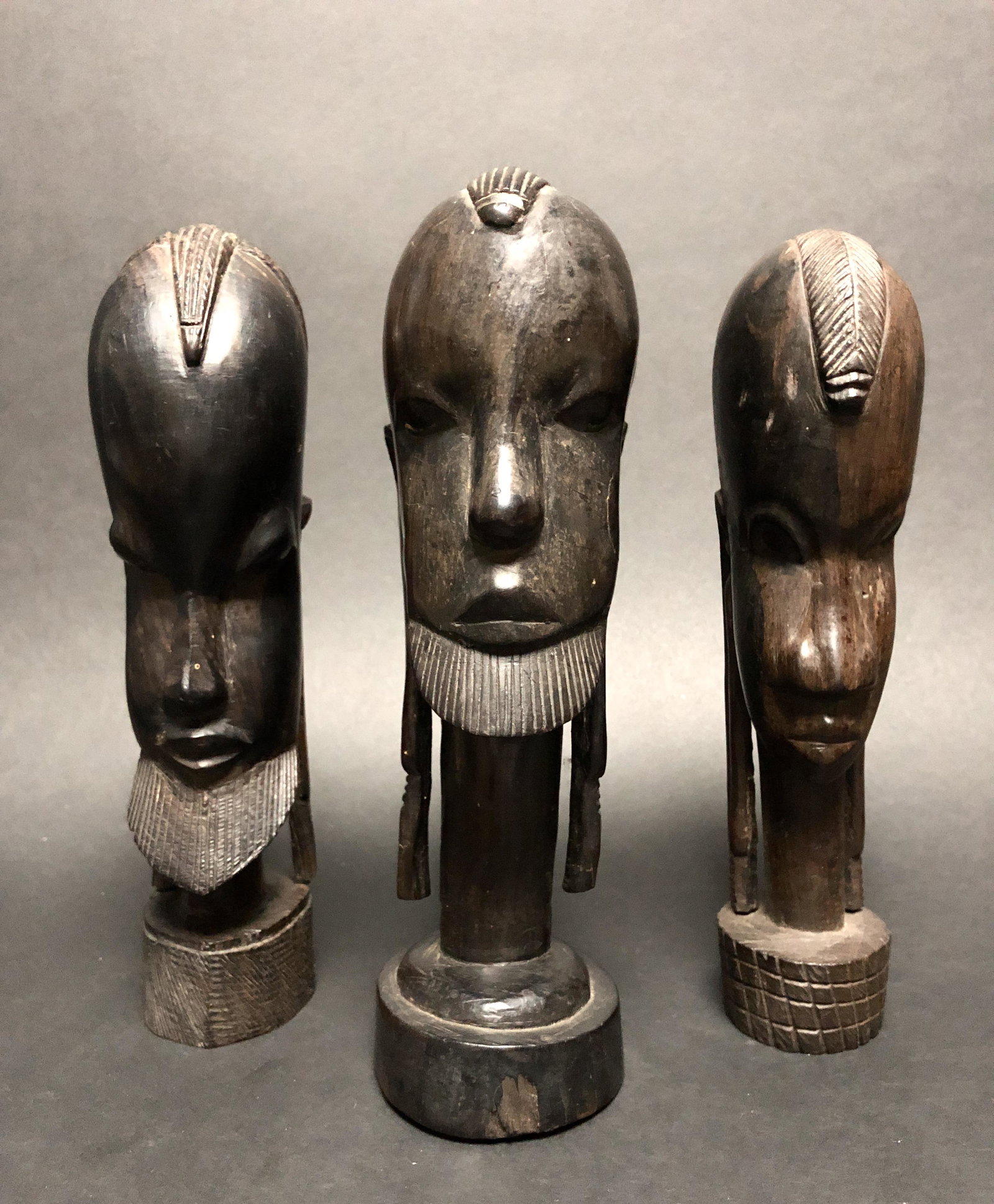 3 African busts - Ebonywood - Tanzania: Very beautifully designed and hand-carved ebony busts. In excellent condition. Dimensions: 23×9×6 cm Weight: 2135 g Careful registered sending, combined shipping possible. Reserve: $30.00 Shipping: