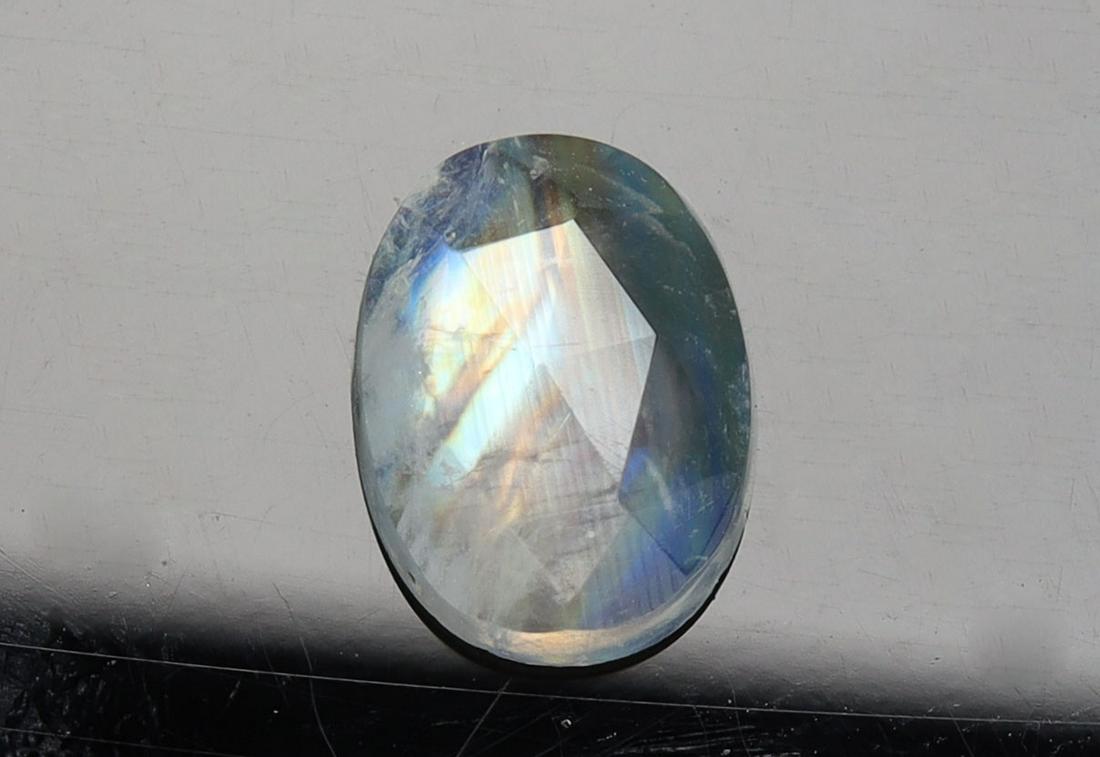 1.05 cts Natural Rainbow Moonstone: No Reserve! Title: 1.05 cts Natural Rainbow Moonstone Additional Information: Gemstone : Natural Rainbow Moonstone Origin : Brazil Weight : 1.05 carats Dimensions : 8x6 mm Shape : Oval Cut Color : Lig