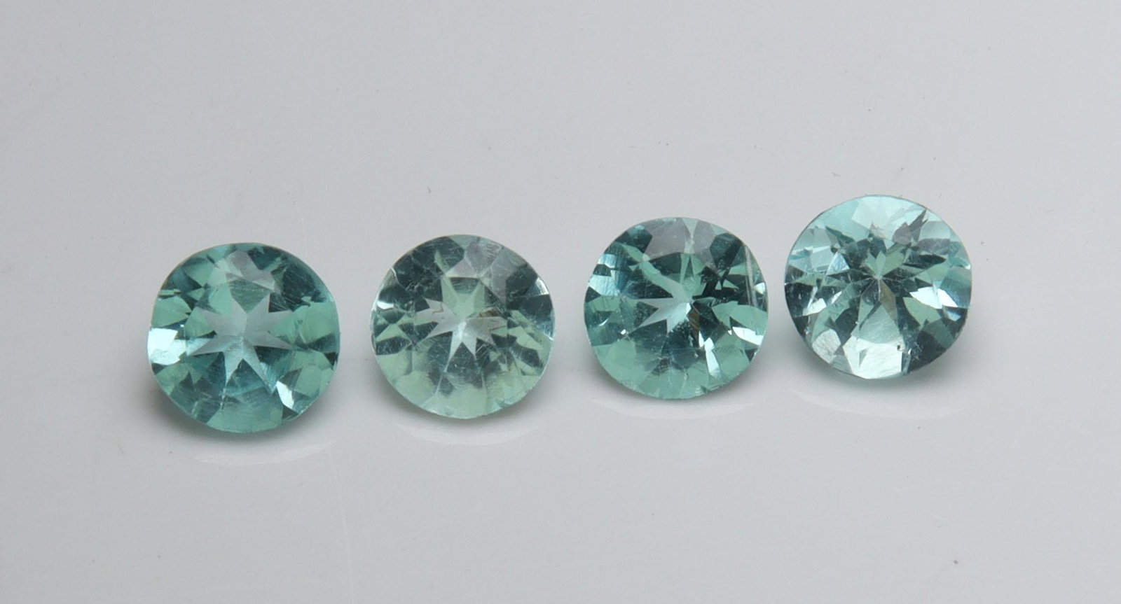 1.13 Cts Natural Green Apatite Set: No Reserve! Title: 1.13 Cts Natural Green Apatite Set Additional Information: Gemstone : Natural Green Apatite Origin : Brazil Weight : 1.13 carats Dimensions : 4x4 mm Shape : Round Cut Colour : Green