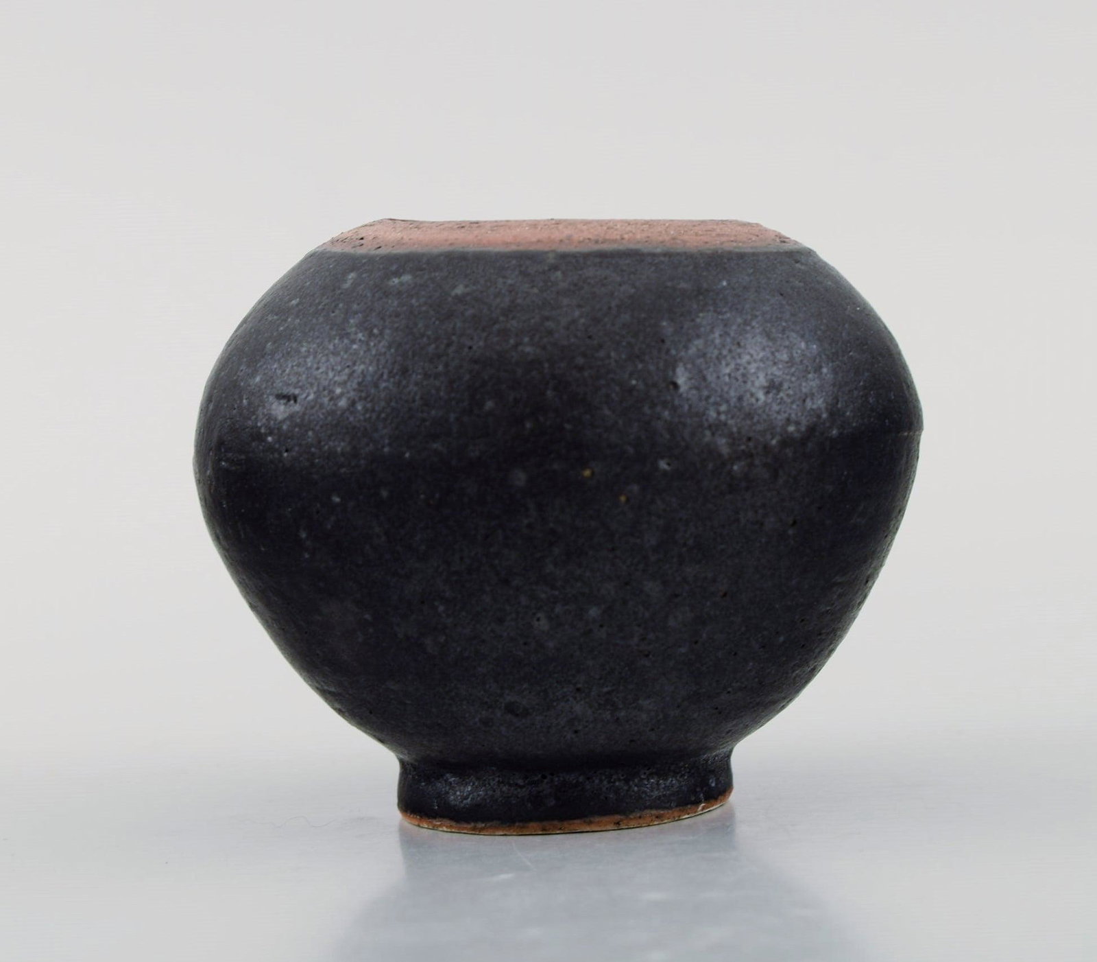 Eli Keller (b. 1942), Sweden. Round unique vase in glazed stoneware. 21st Century.: Eli Keller (b. 1942), Sweden. Round unique vase in glazed stoneware. 21st Century. Measures: 9.2 x 7.2 cm. In excellent condition. Signed. Reserve: $119.00 Shipping: Domestic: Shipping rates are deter