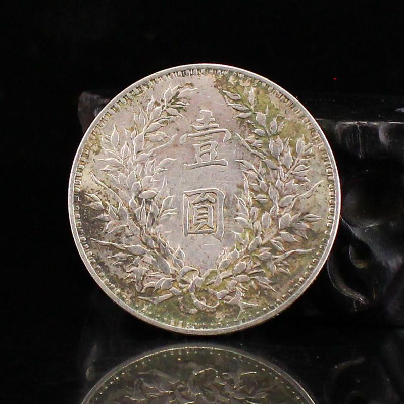 Chinese Minguo Period Pure Silver Coin: Title: Chinese Minguo Period Pure Silver Coin Date/Period: After 1900 Origin: Chinese Dimension: Dimension: 40x2(mm) 1.57x0.08(inches) Weight 0.06 lbs/27g The wooden stand not included Materials: Pure