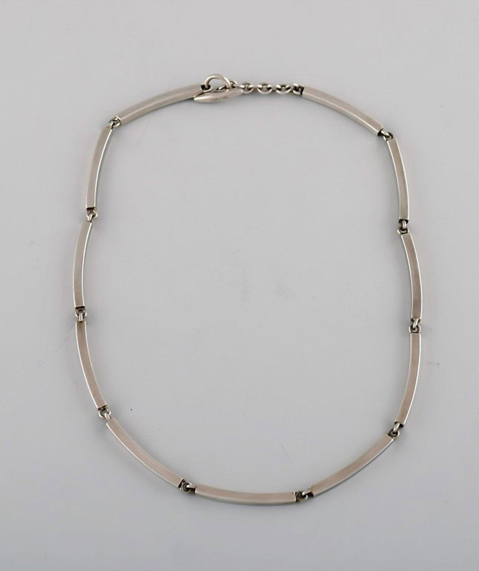 Hermann Siersbøl, Denmark. Modernist necklace in sterling silver. Mid-20th century. (1 of 5)