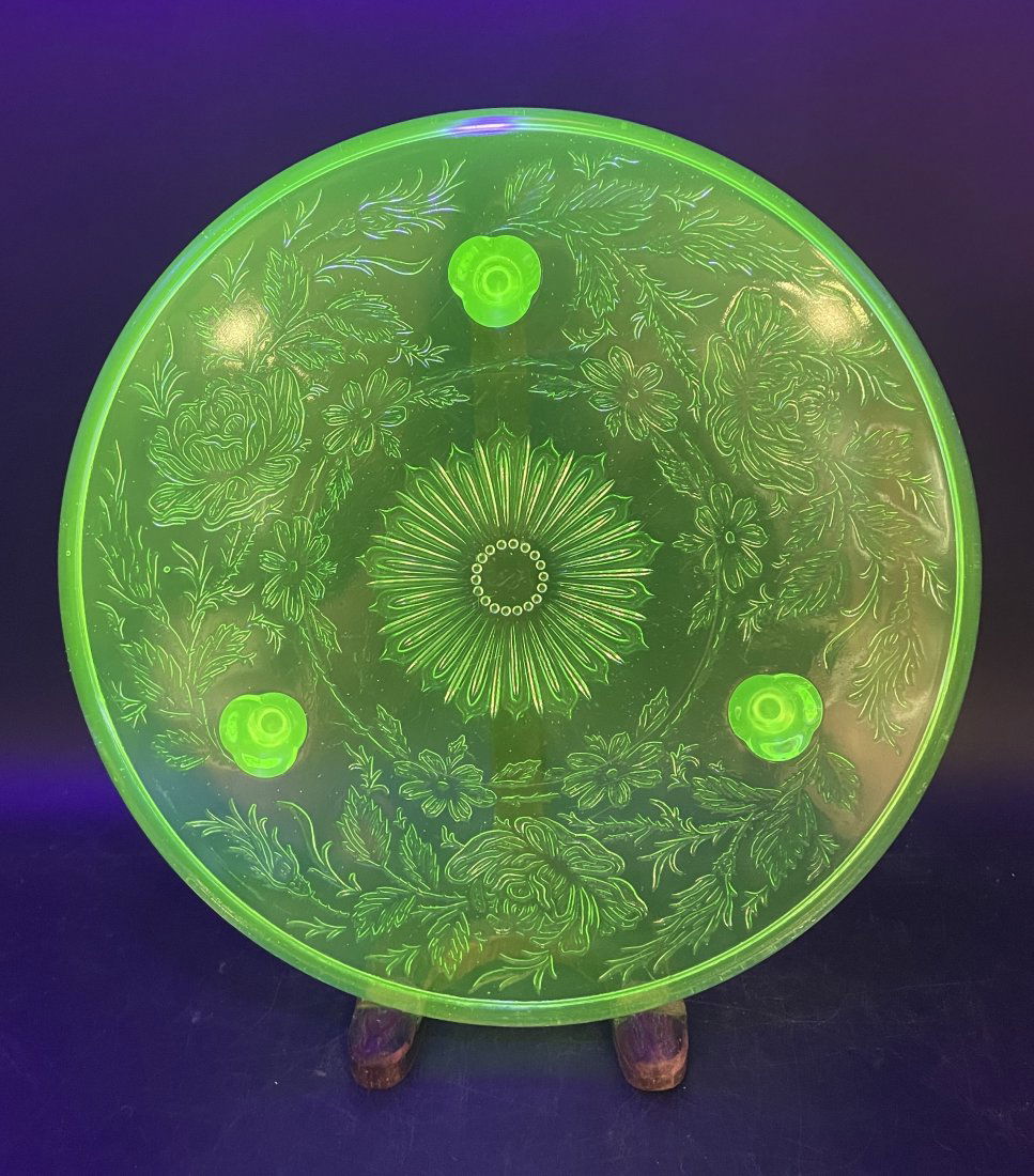 1930'S US GLASS SHAGGY ROSE GREEN DEPRESSION GLASS URANIUM CAKE PLATE (1 of 8)