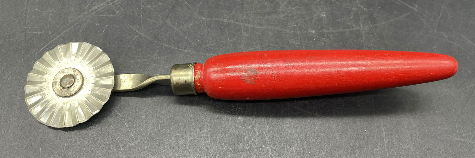 EARLY WOOD HANDLED CRIMPER WITH OLD RED PAINT (1 of 6)