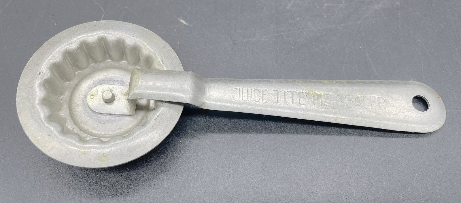 VINTAGE ALUMINUM JUICE TITE PIE SEALER PASTRY WHEEL CRIMPER TRIMMER EDGER CUTTER (1 of 6)