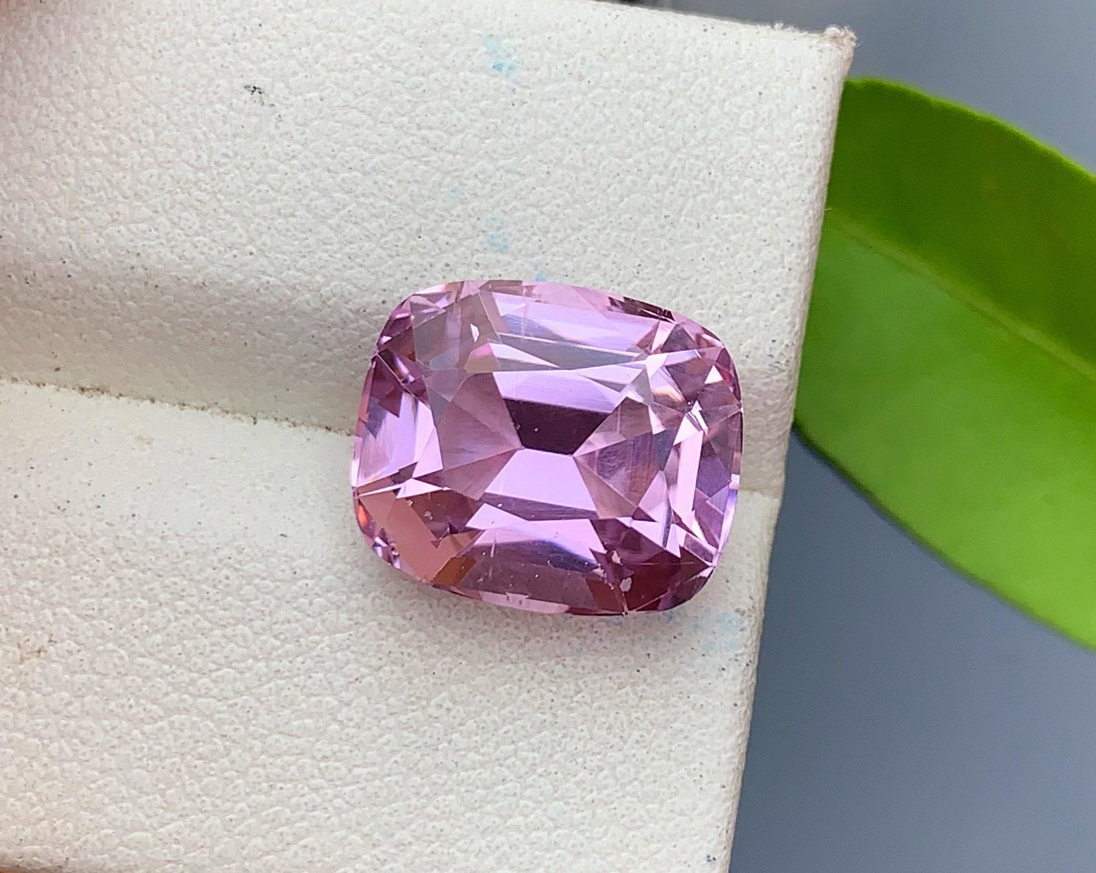 Natural Pink Kunzite Loose Gemstone, Faceted Cushion Shape Kunzite , Fine Cut For Jewelry , Kunzite: Materials: Gem type: Kunzite Carat weight: 9.15 Description Natural Pink Kunzite Loose Gemstone, Faceted Cushion Shape Kunzite , Fine Cut For Jewelry , Kunzite October Birthstone , Gem : Kunzite var S