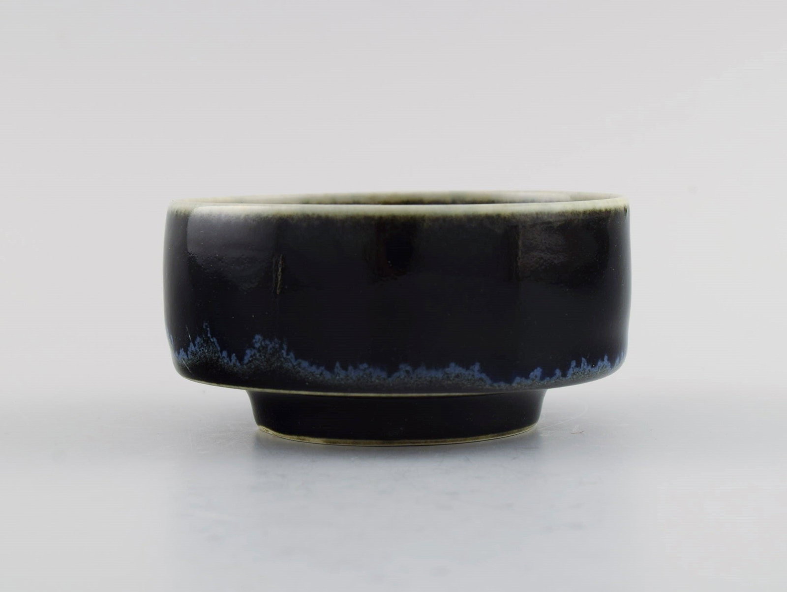 Carl Harry Stålhane (1920-1990) for Rörstrand. Bowl in glazed ceramics. Beautiful glaze in: Carl Harry StÃ¥lhane (1920-1990) for RÃ¶rstrand. Bowl in glazed ceramics. Beautiful glaze in deep blue shades. Mid-20th century. Measures: 10 x 5 cm. In excellent condition. Stamped. 1st factory q