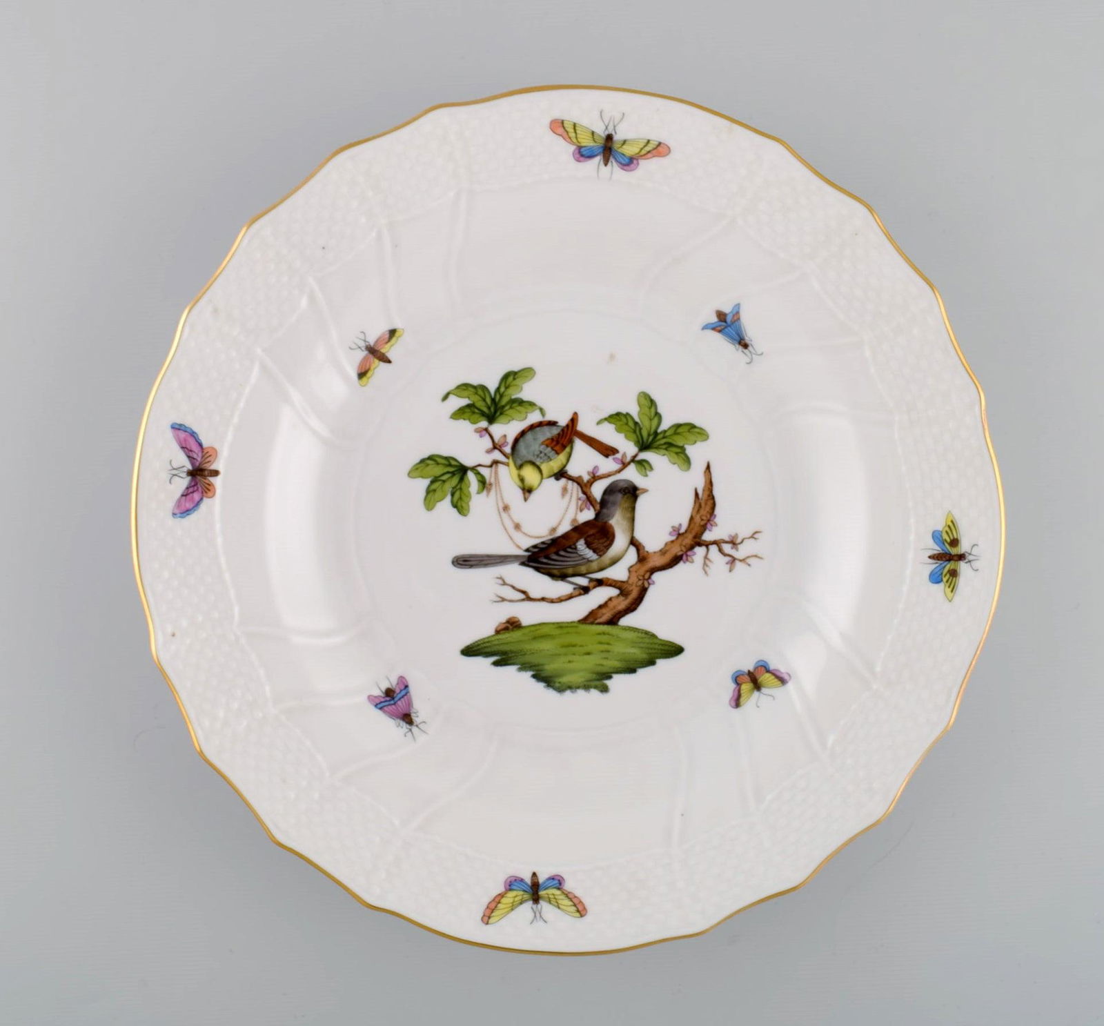 Herend Rothschild Bird dinner plate in hand-painted porcelain. Mid-20th century.: Herend Rothschild Bird dinner plate in hand-painted porcelain. Mid-20th century. Diameter: 26 cm. In excellent condition. Stamped. Reserve: $110.00 Shipping: Domestic: Shipping rates are determined by
