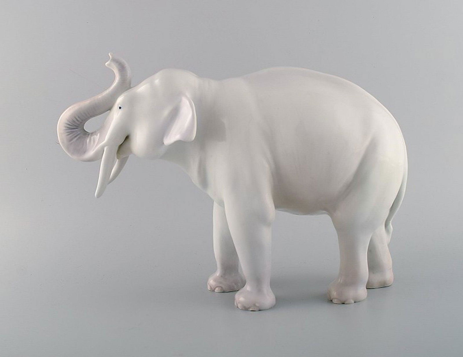 Axel Locher for Royal Copenhagen. Large and rare porcelain figure. Elephant. Model number 1373.: Axel Locher for Royal Copenhagen. Large and rare porcelain figure. Elephant. Model number 1373. Early 20th century. Measures: 16 x 13.5 cm. In excellent condition. Stamped. 2nd factory quality. Reserv