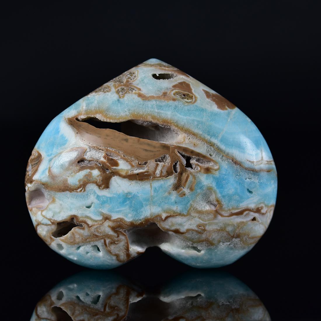 114 Gram Beautiful Caribbean Calclte Heart: Title: 114 Gram Beautiful Caribbean Calclte Heart Origin: Pakistan Condition: New Clarity: Heart Size: 66x52x25 mm Weight: 114 Gram Reserve: $15.00 Shipping: Domestic: Flat-rate of $15.00 to anywhere