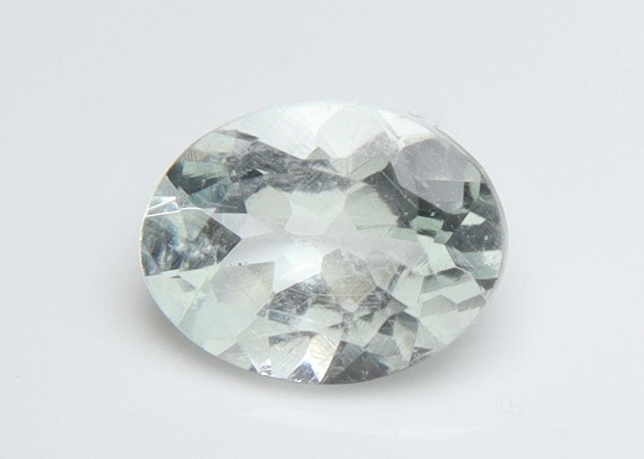 0.54 cts Natural Green Beryl: No Reserve! Title: 0.54 cts Natural Green Beryl Additional Information: Gemstone : Natural Green Beryl Origin : Brazil Weight : 0.54 carats Dimensions : 6x5 mm, Shape : Oval Cut Color : Green Transpar