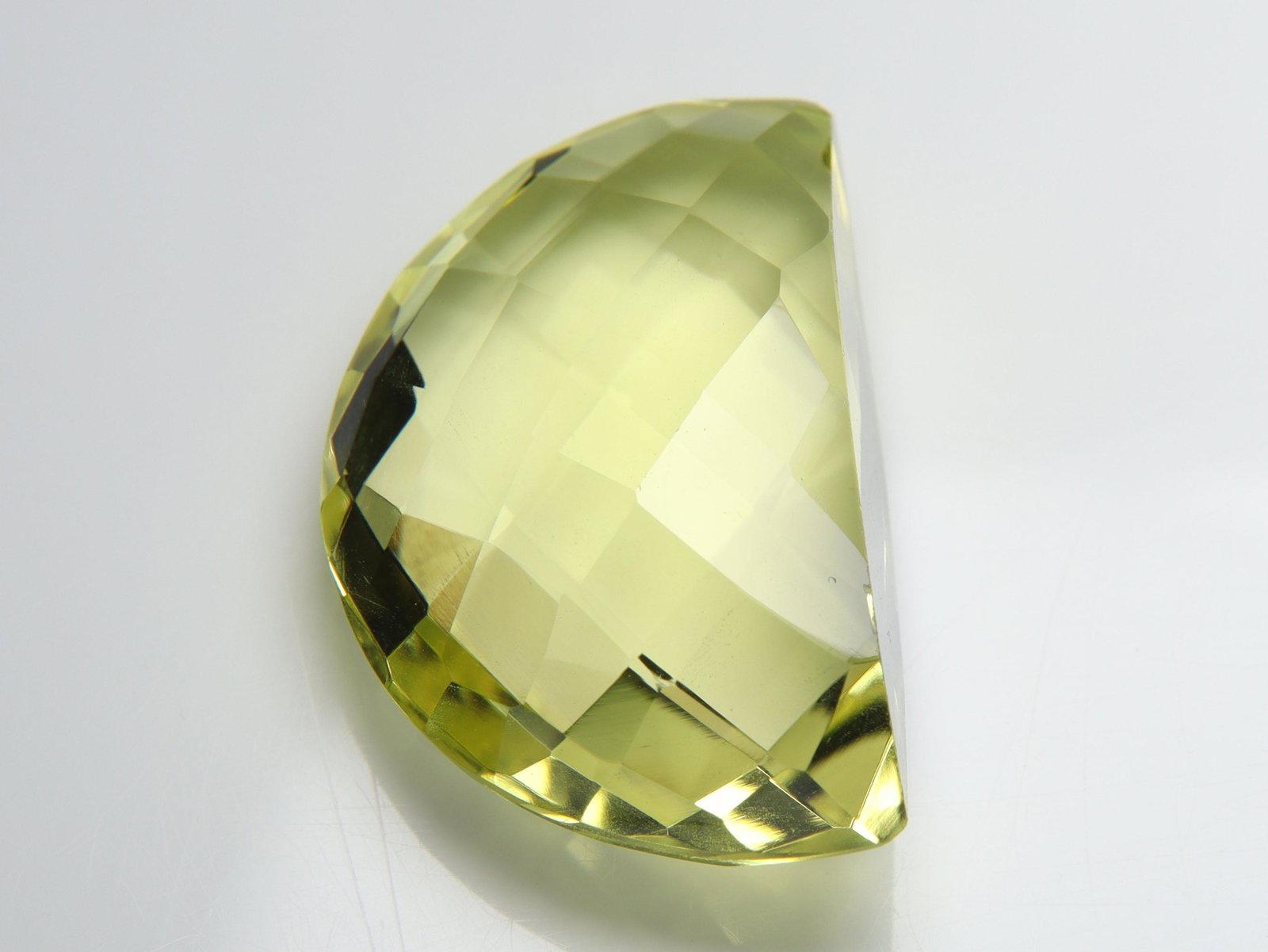 26.24 Cts Natural Lemon Quartz: No Reserve! Title: 26.24 Cts Natural Lemon Quartz Additional Information: Gemstone : Natural Lemon Quartz Shape and cut : Fancy Cut Origin : Africa Weight : 26.24 carats Measurements : 25x16 mm Color 