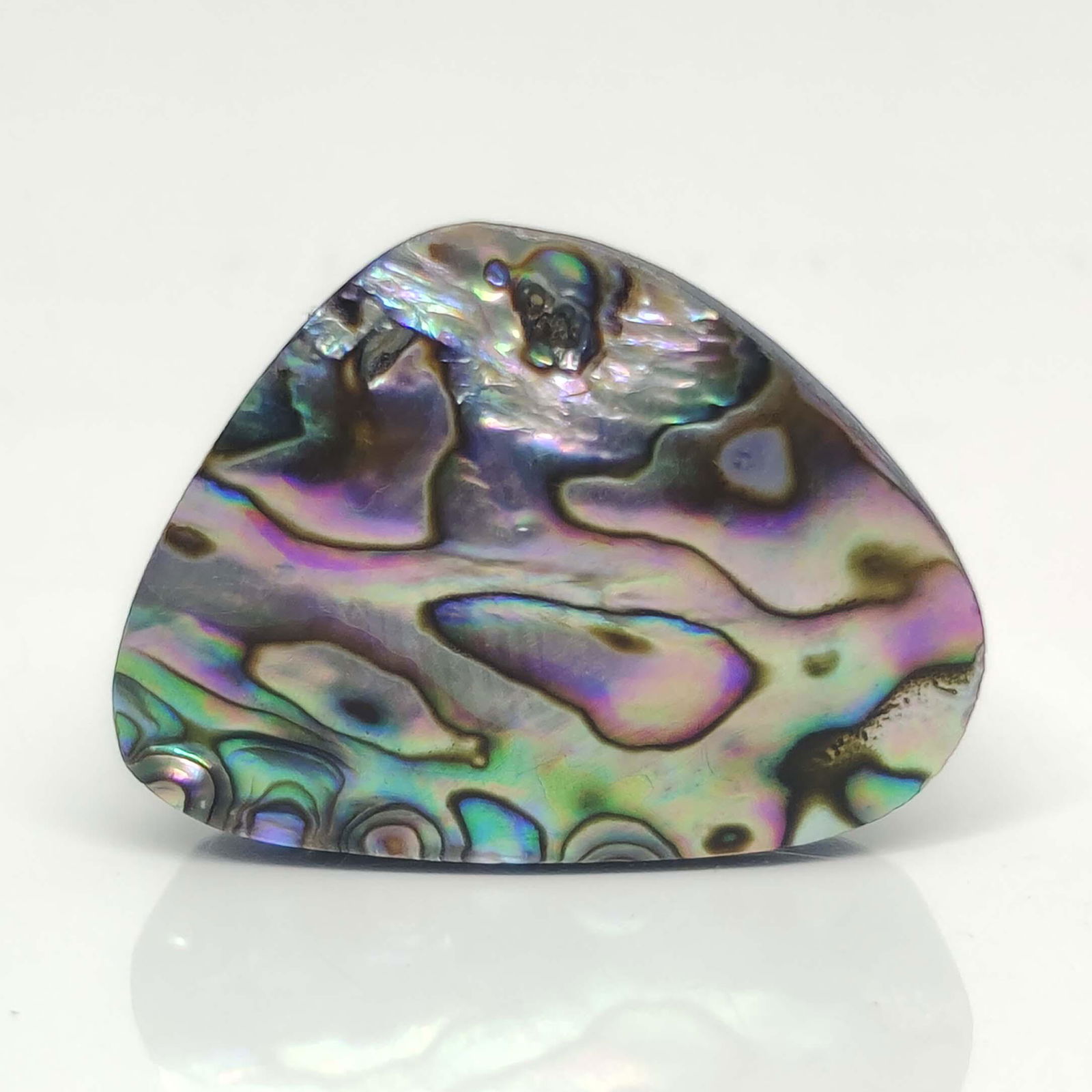 35.20 ct Natural Australian Abalone Shell: No Reserve! Title: 35.20 ct Natural Australian Abalone Shell Additional Information: Gemstones: Natural Abalone Shell Carat Weights: 35.20 ct Size/Dimensions: 30 X 22.50 X 7 mm Materials & Techniques: